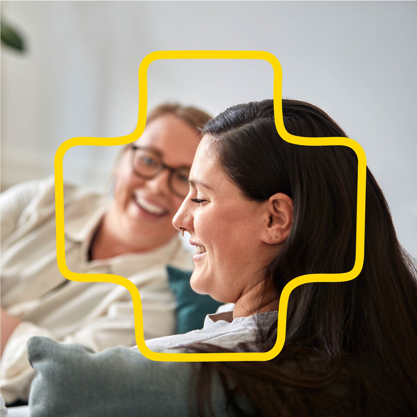 Zwei Personen sitzen auf einem Sofa