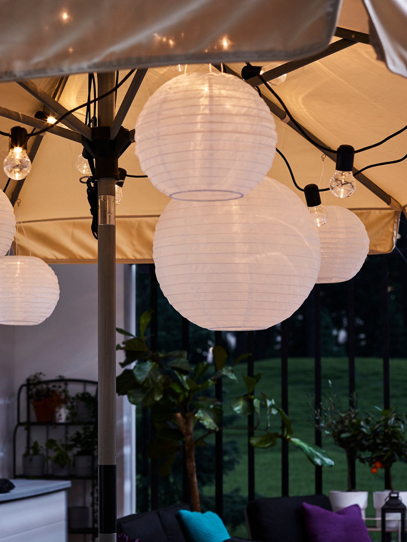 Muebles de jardín baratos con una variedad de lámparas LED.