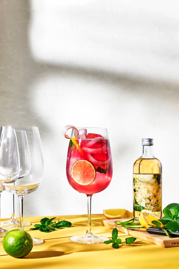 Un bicchiere da vino STORSINT in vetro trasparente