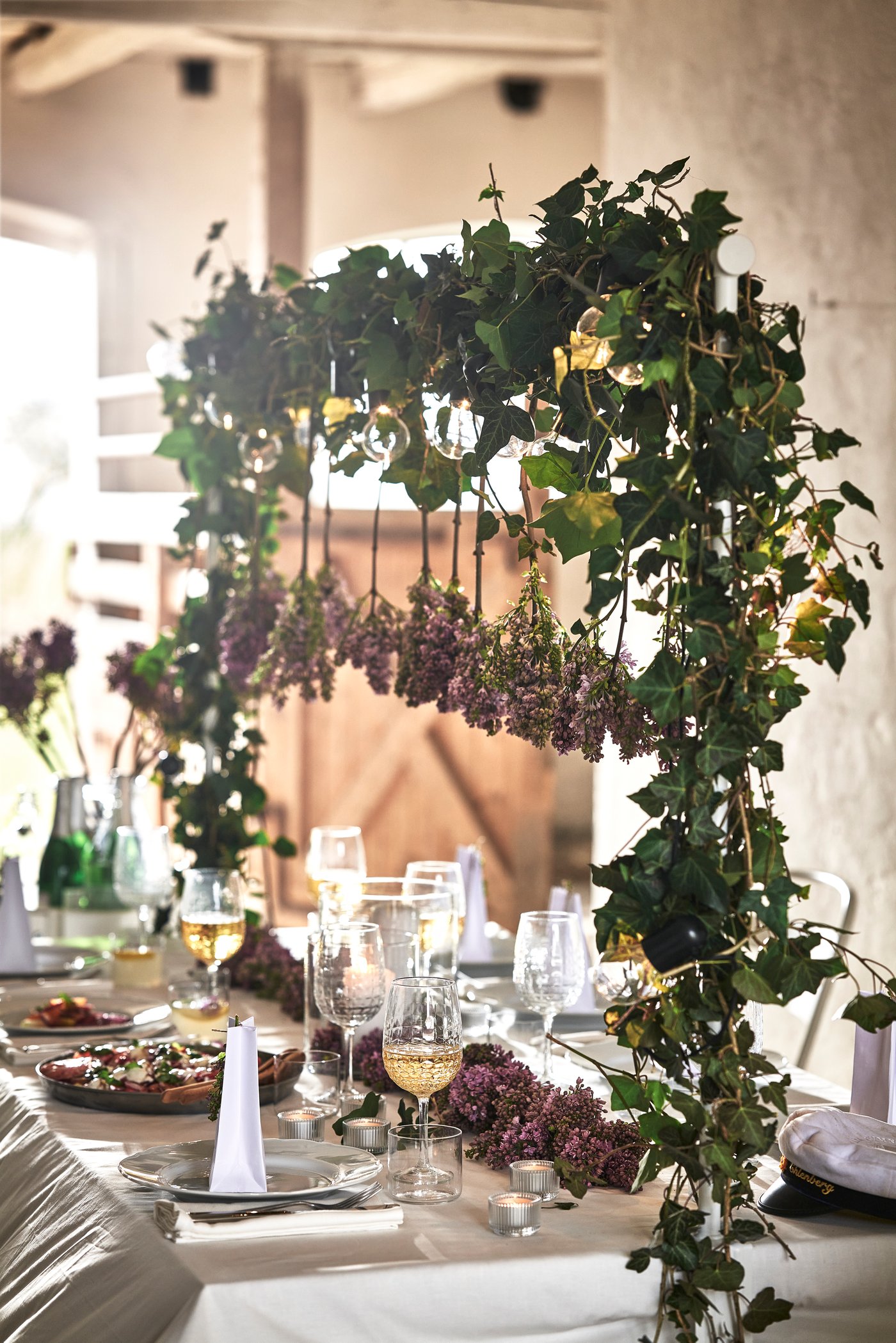 Ett uppdukat bord med en girlang över.