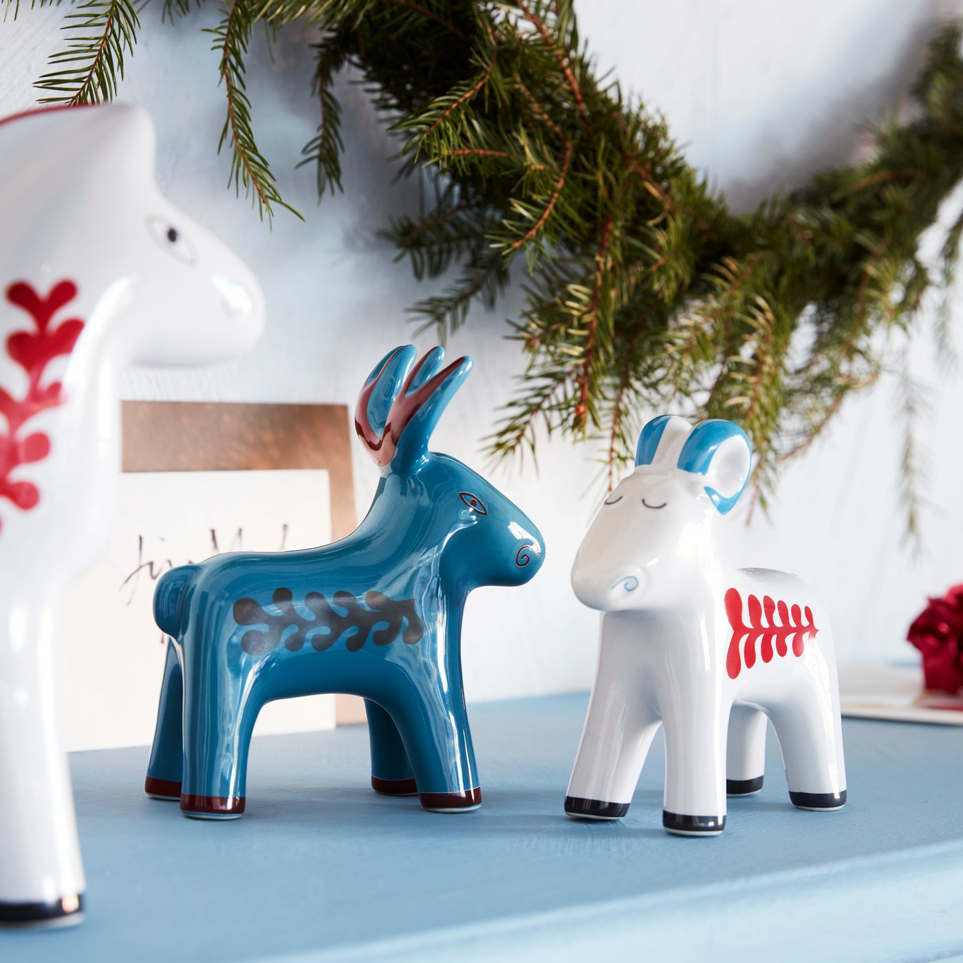 VINTERFINT 2022 christmas goat figures placed on the table. One goat is in blue and another in white with scandinavian patterns.