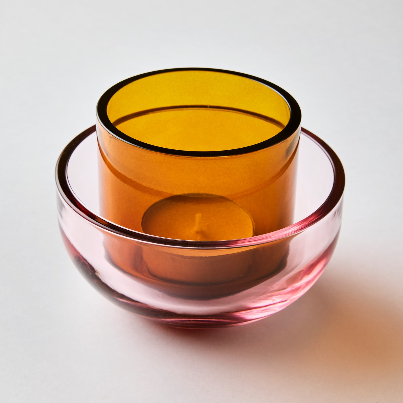 Et sæt med 2 fyrfadsstager fra TALLTITA har et levende glasdesign, der er perfekt til at tilføje elegance til ethvert rum.