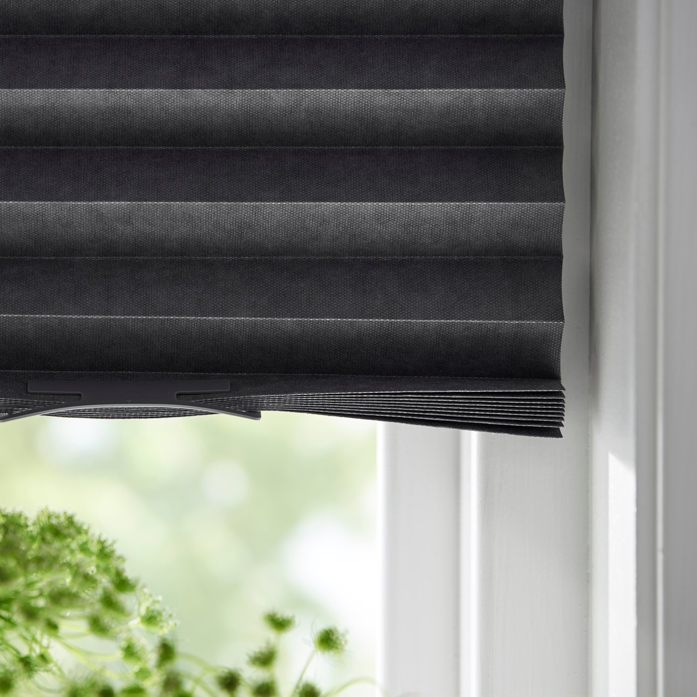 En mörkgrå SCHOTTIS mörkläggningsgardin med plissé