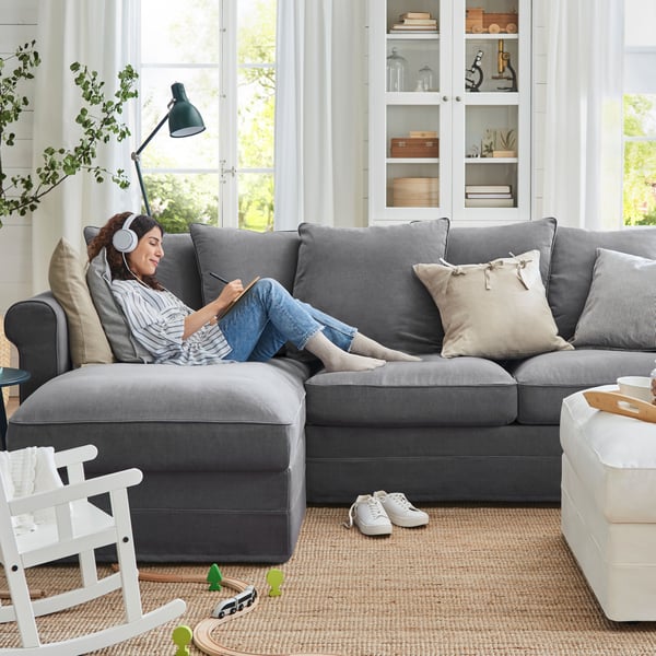 Femme faisant des mathématiques sur le canapé