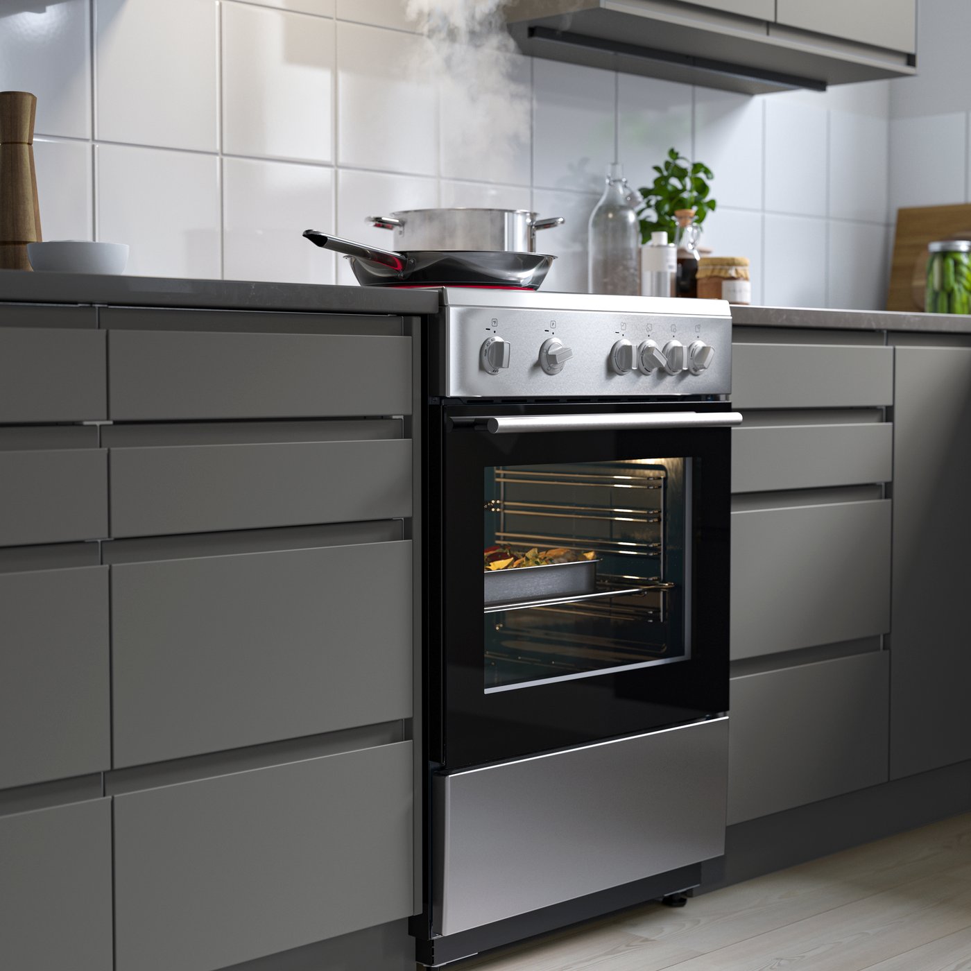 une cuisinière en acier inoxydable avec plaque de cuisson dans une cuisine
