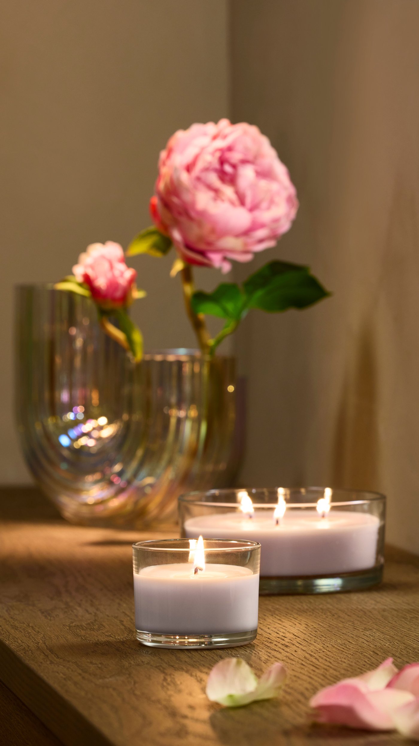 A Pink flowers pale pink LOTSFÅGEL scented candle in glass, 3 wicks in the NA