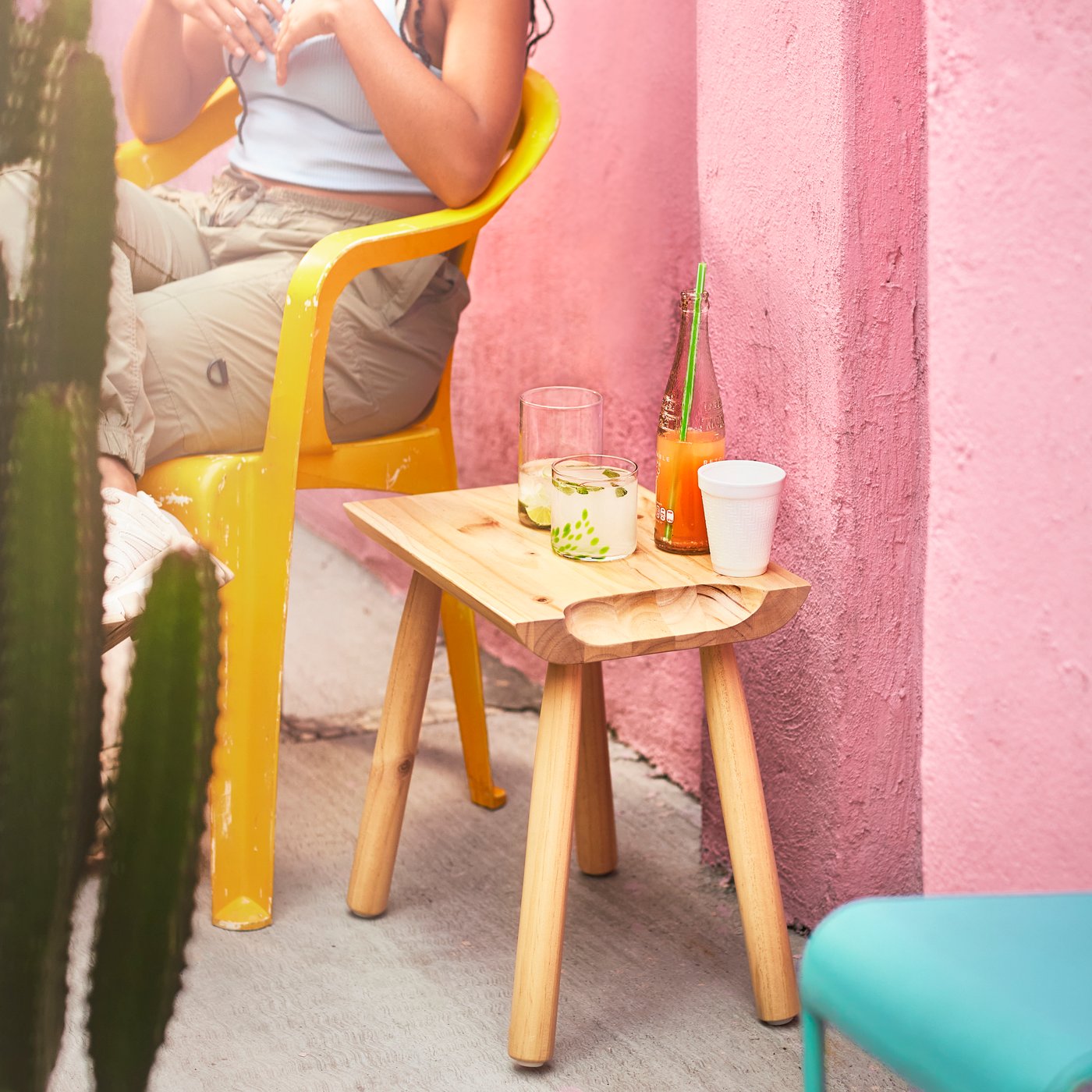 Tamborets barats com a taula auxiliar per a begudes