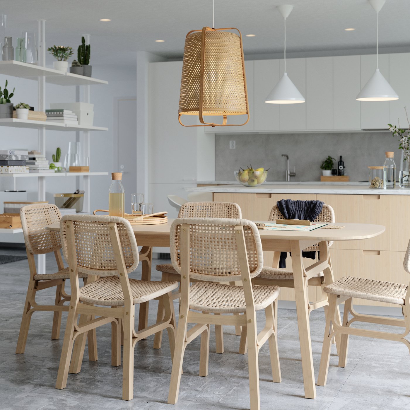 Una sala da pranzo dai toni bianchi e naturali in stile scandinavo moderno. Al centro, un tavolo con sedie abbinate VOXLÖV. 