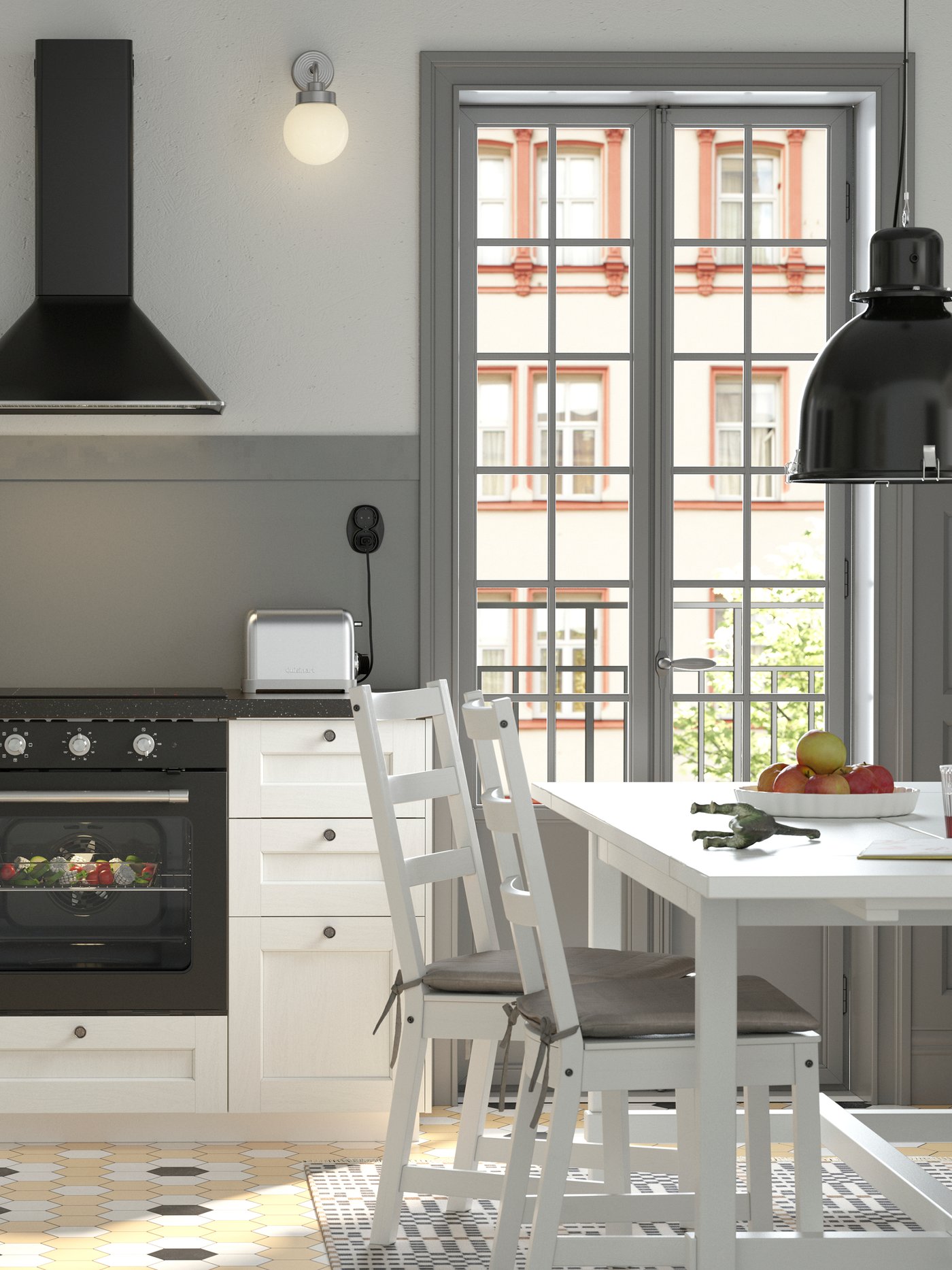 Eine klassische Küche in Schwarz und Weiß mit einem weißen NORDVIKEN Esstisch, der von drei Stühlen und einer Kiefernbank umgeben ist.