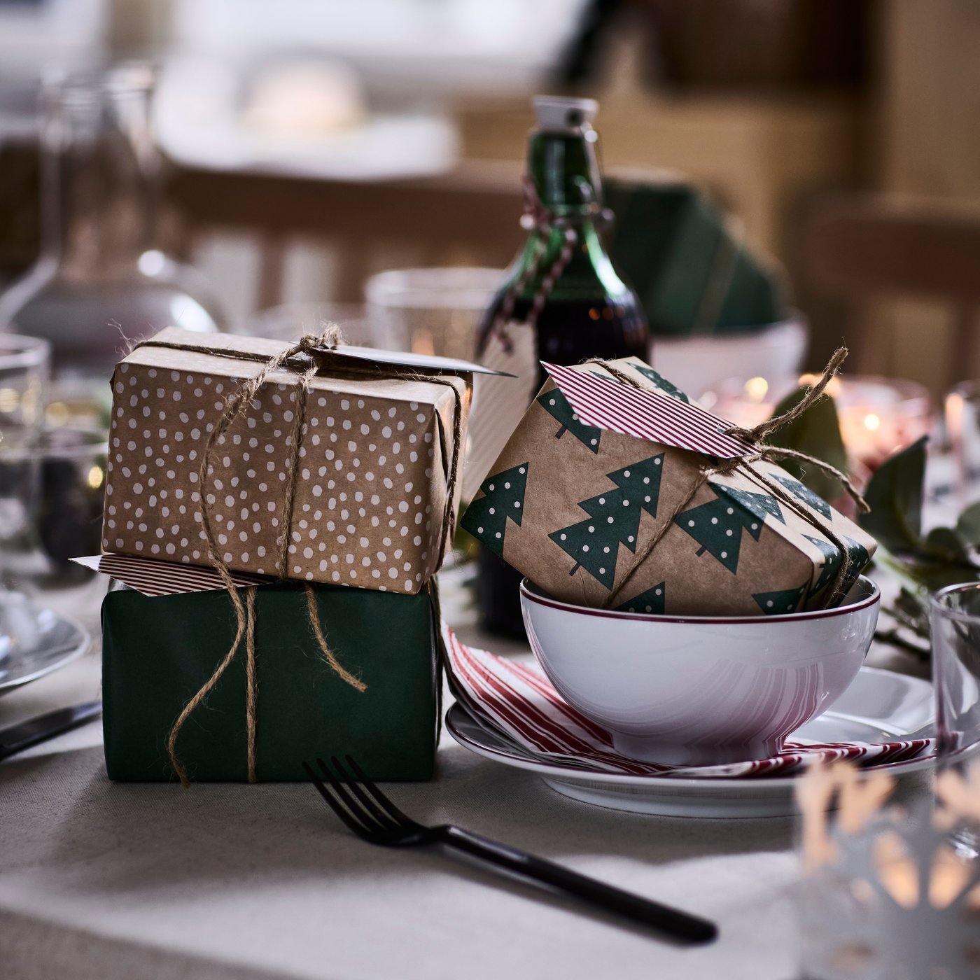 Regalos sobre una mesa.