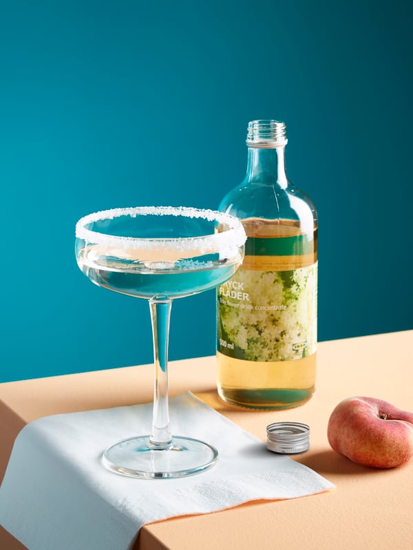 Une bouteille de sirop de fleur de sureau DRYCK FLÄDER dans une salle à manger
