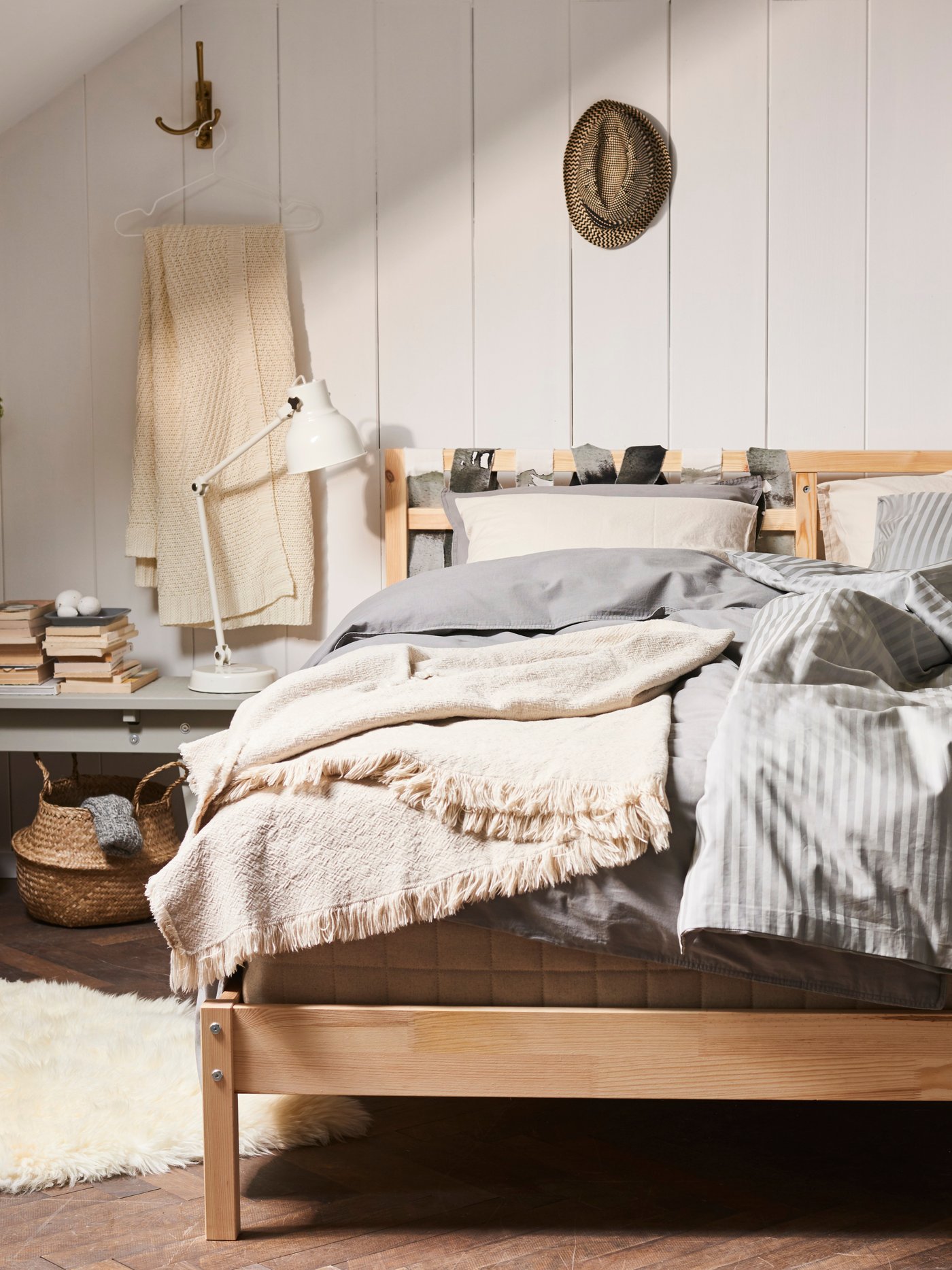 A light grey NATTJASMIN quilt cover and pillowcase in the bedroom