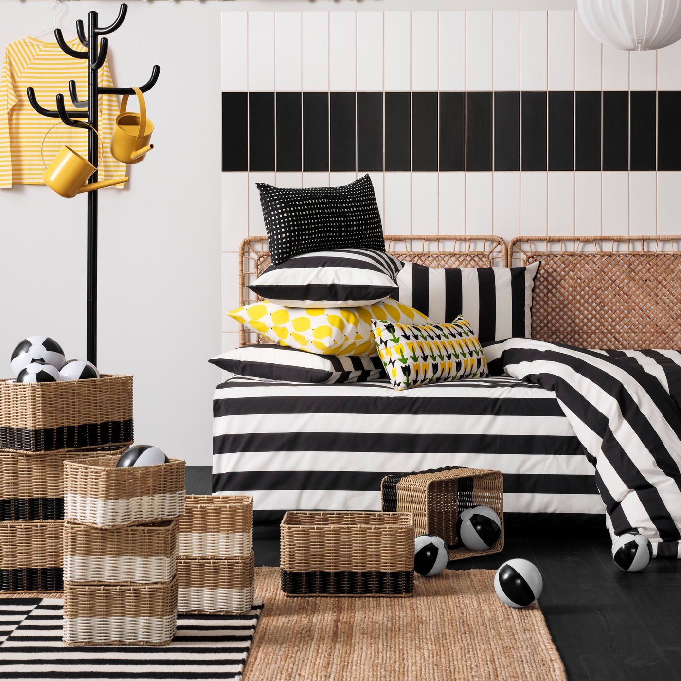 A beige/white DJURTRÄNARE basket