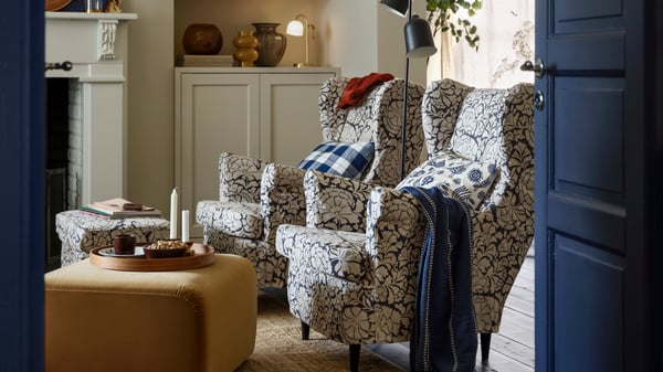 An anthracite KLÖVING floor lamp in the living room