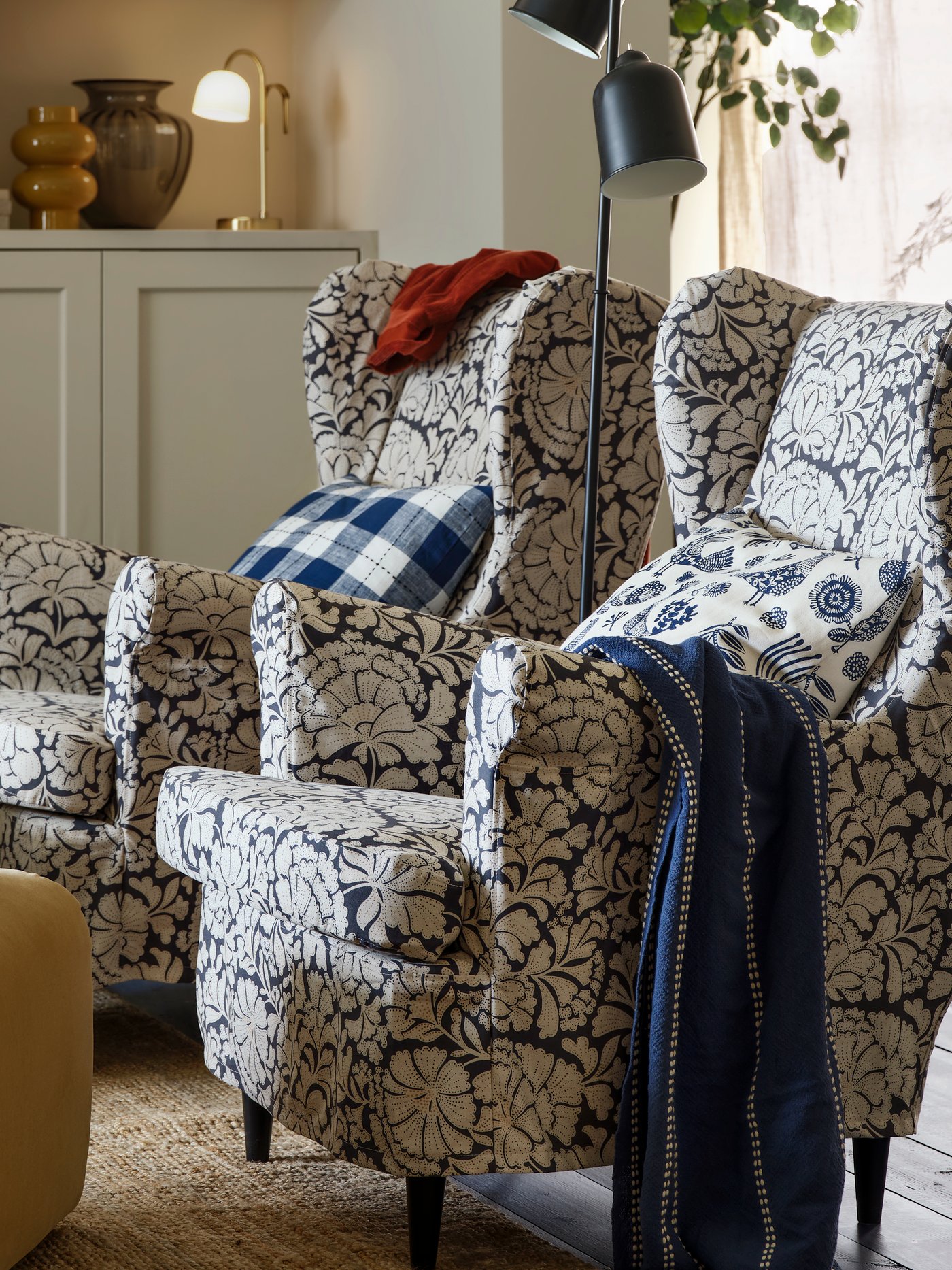 Két STRANDMON kanapé az új Ribersborg szürke-bézs huzattal.