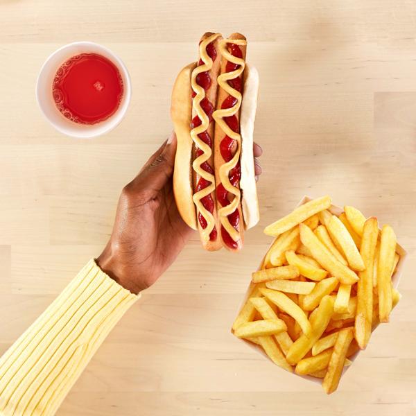 hot dog i frytki w zestawie