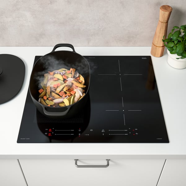 Une cocotte en fonte de VARDAGEN avec couvercle dans la cuisine