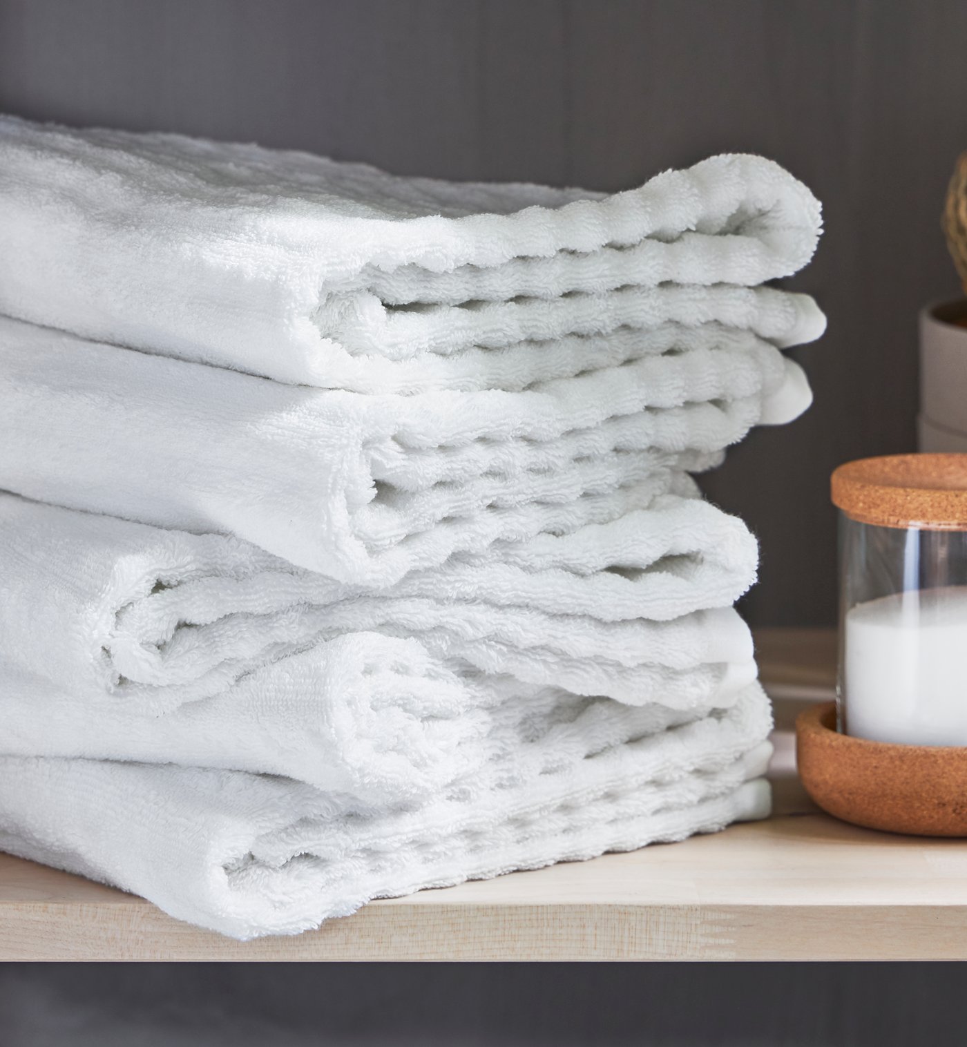 Ein weißes VÅGSJÖN Badetuch im Badezimmer