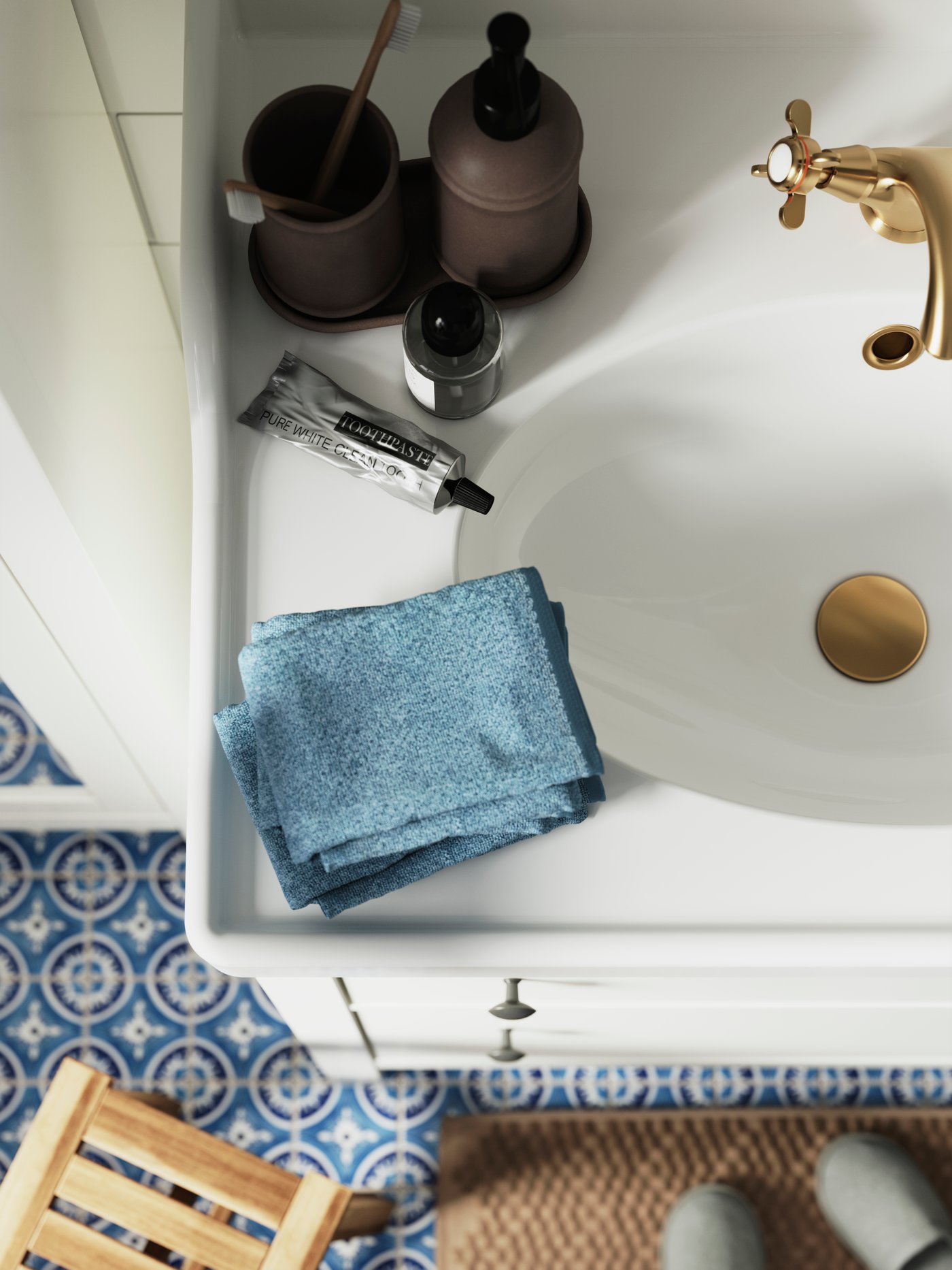 An ÅLTJÄRN bathroom set, with a toothbrush holder and a soap dispenser on a tray, is standing on a white HEMNES wash-stand.