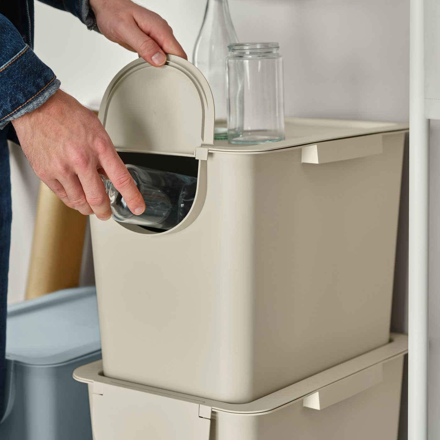 A light beige TRÖSKNING bin with lid