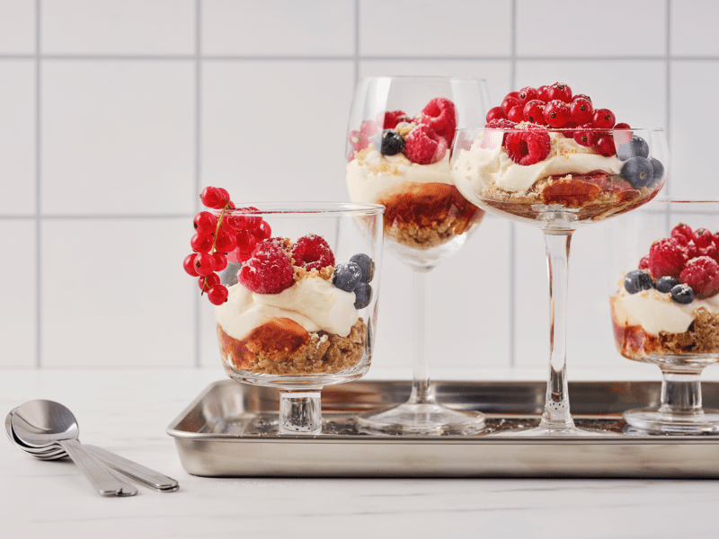 Cheesecake con biscotti d’avena e confettura di lamponi.