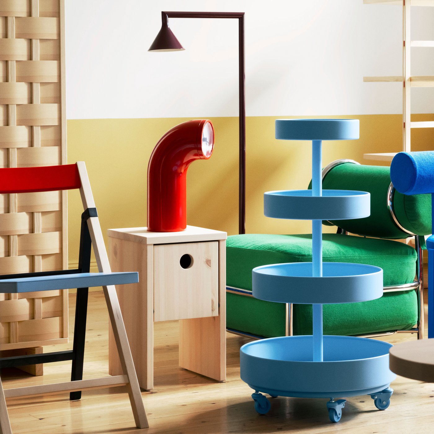 Ein IKEA PS 2026 Klappstuhl aus Birke in Blau/Schwarz-Rot.