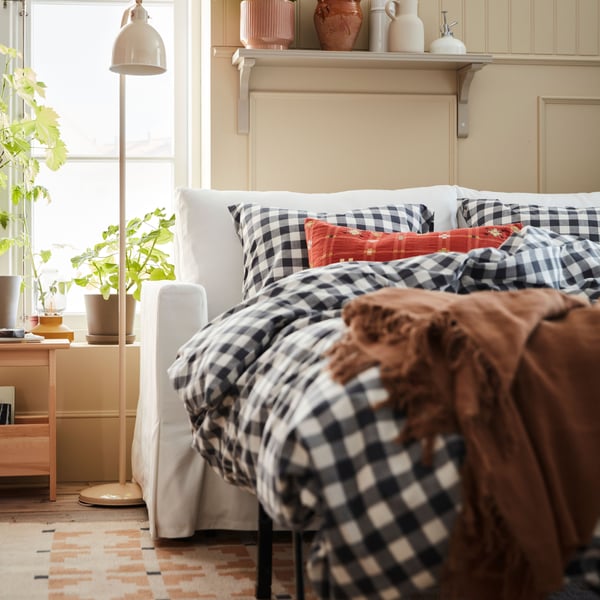 A dimmable dark yellow TÄRNABY table lamp in the living room