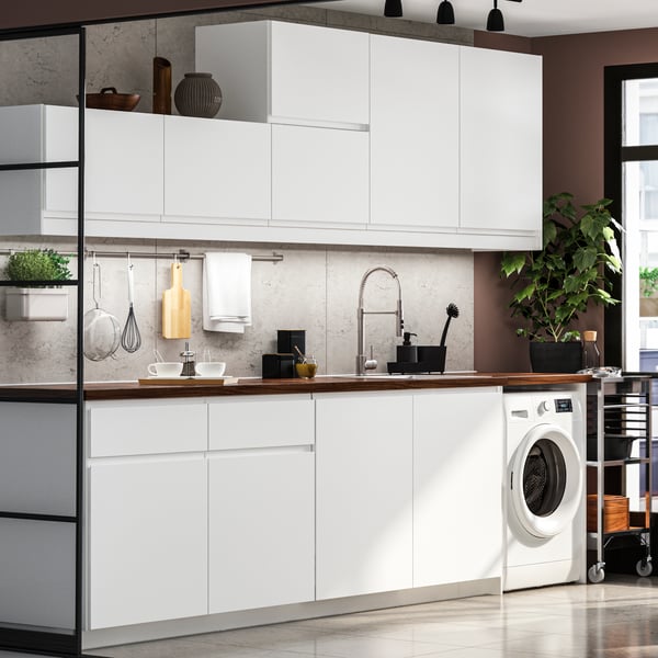 Cozinha moderna IKEA VOXTORP em branco mate com bancada escura, mesas e cadeiras EKEDALEN em castanho