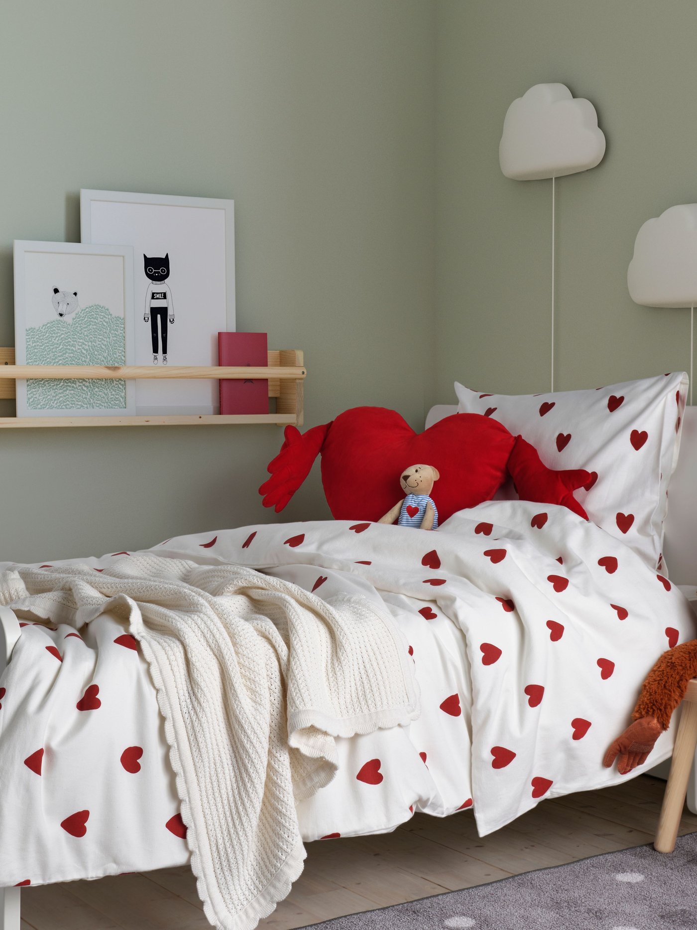 A heart pattern/white red BARNDRÖM duvet cover and pillowcase