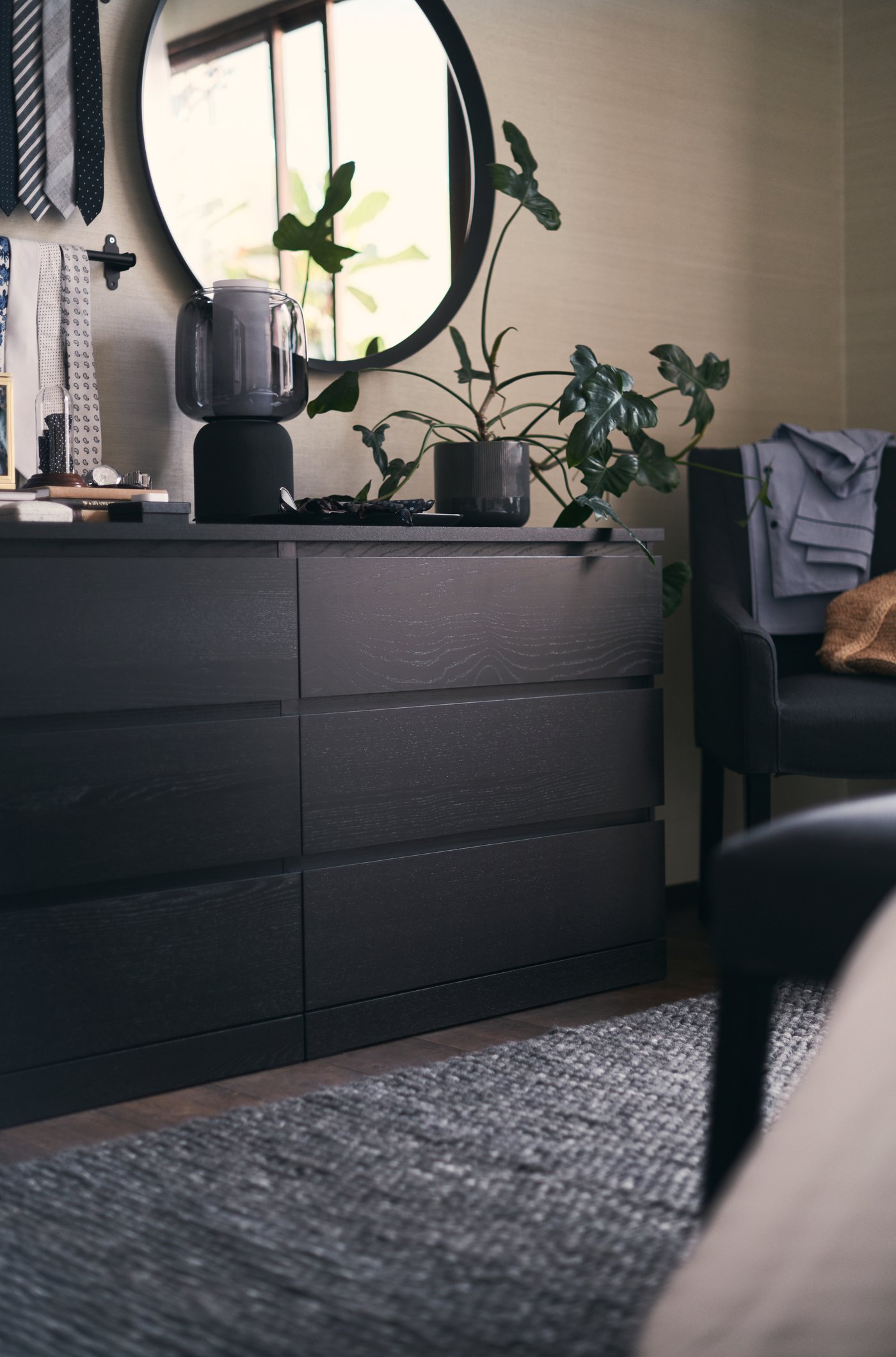 Eine schwarzbraune MALM Kommode mit 6 Schubladen ist in einem Schlafzimmer zu sehen.