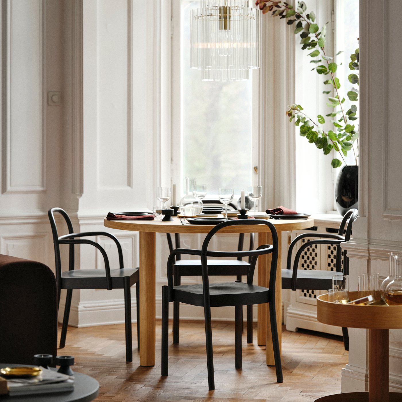 Plato pequeño STOCKHOLM 2025 negro en el estancia del comedor