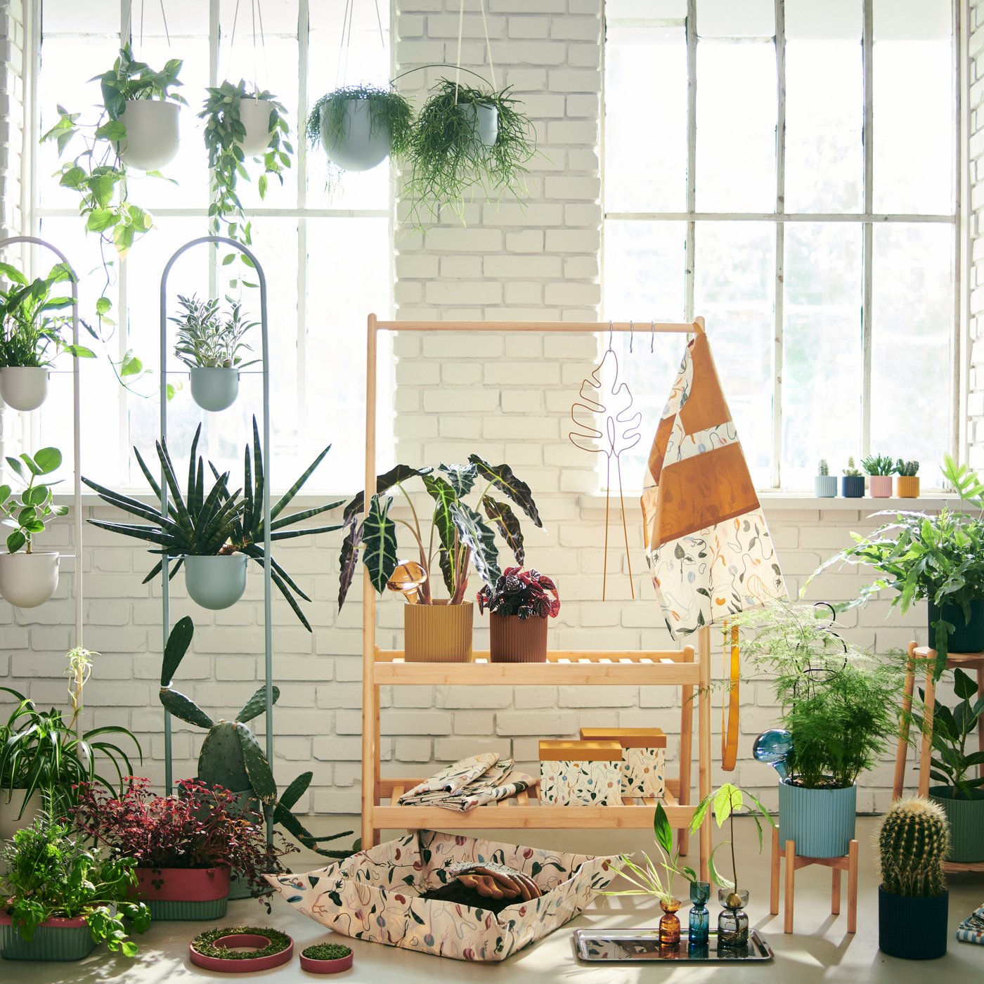 An in/outdoor light grey-green DAKSJUS plant stand with 3 plant pots