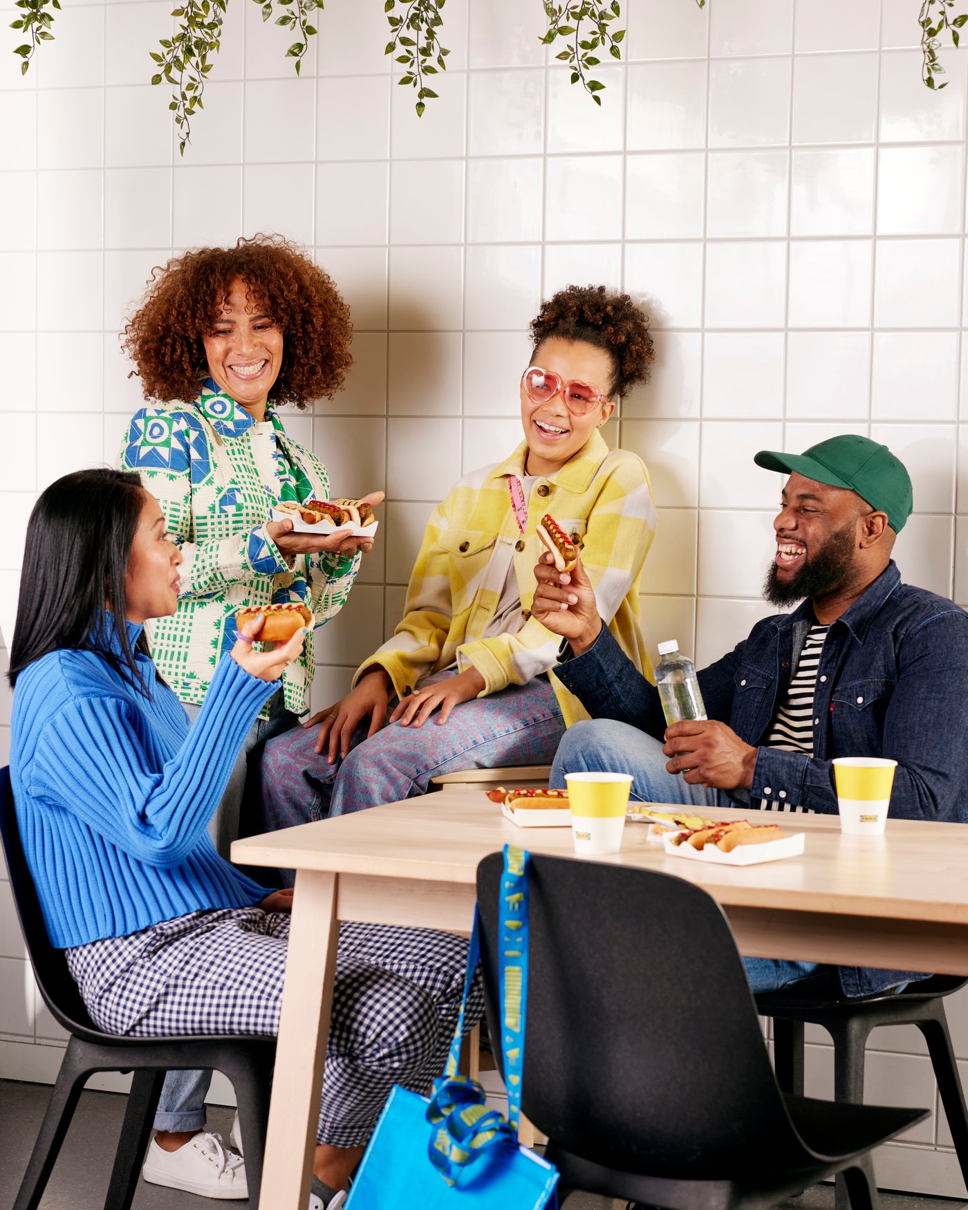 Un gruppo di persone è seduto ad un tavolo e sta mangiando prodotti IKEA