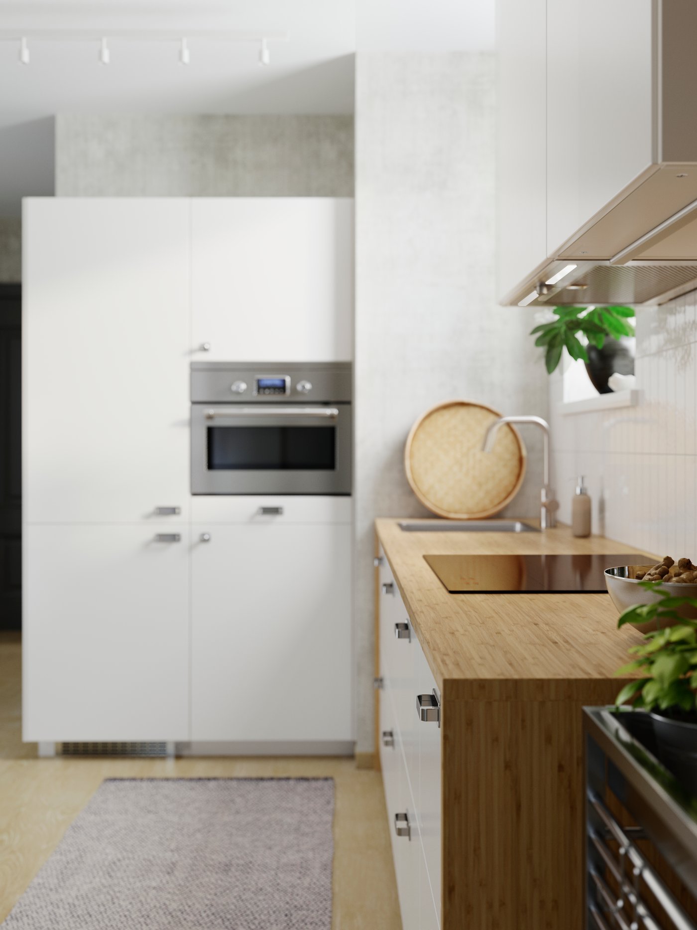 広々とした明るいL字型キッチンにあるホワイトのキャビネットに取り付けた竹/突き板のHOLMARED/ホルマレド カスタムメイドワークトップを横から見た画像。