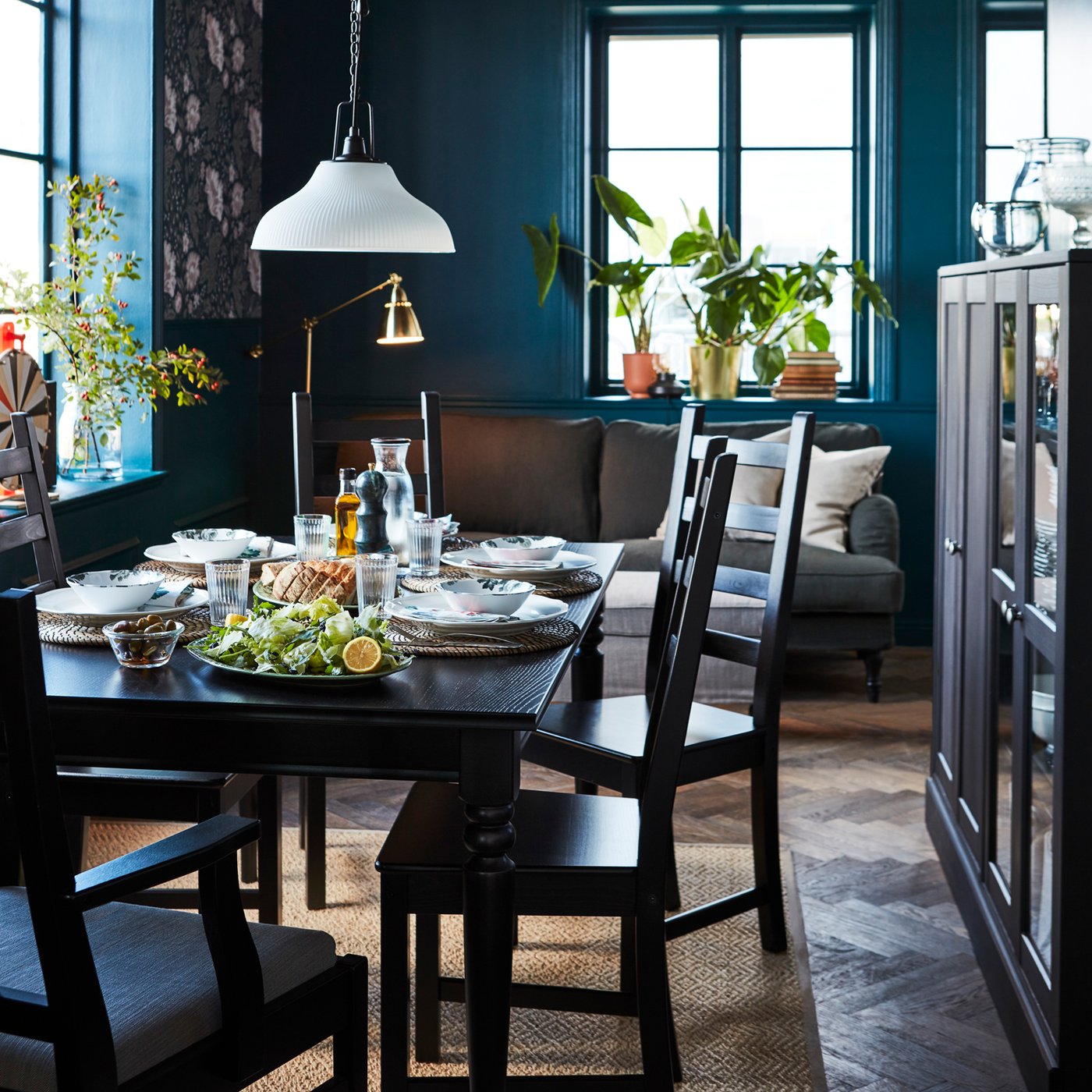 검정색 테이블과 의자