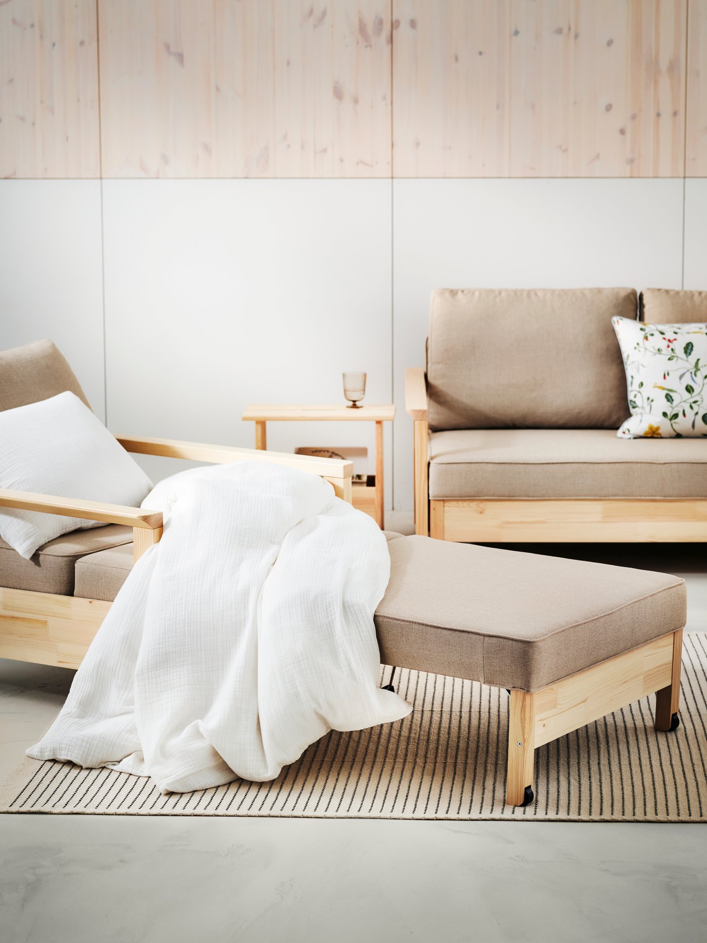 A natural/black STARREKLINTE rug, flatwoven in the living room