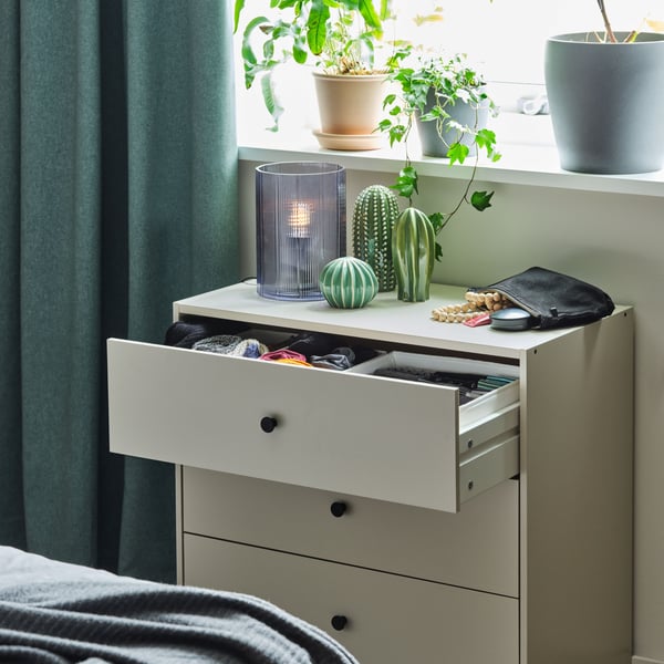 A dark grey PERSILLADE plant pot in the bedroom