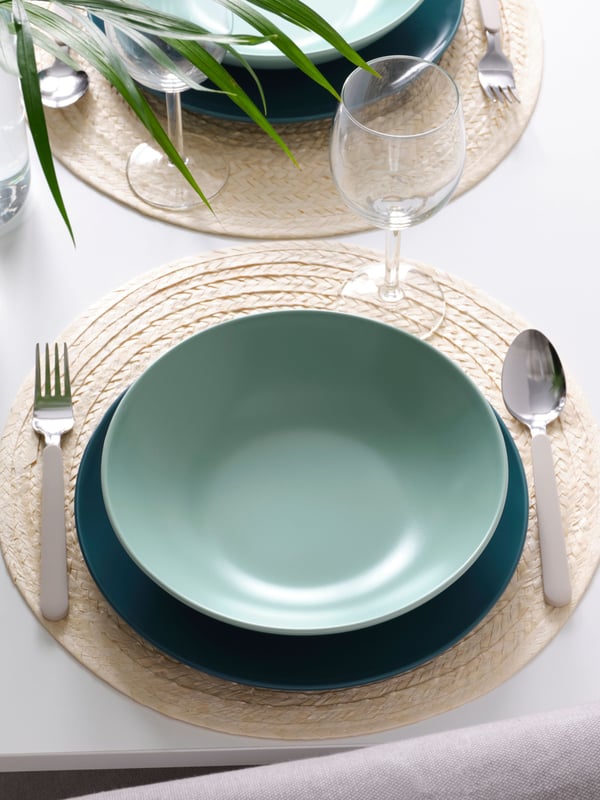 A matt light turquoise FÄRGKLAR 18-piece service