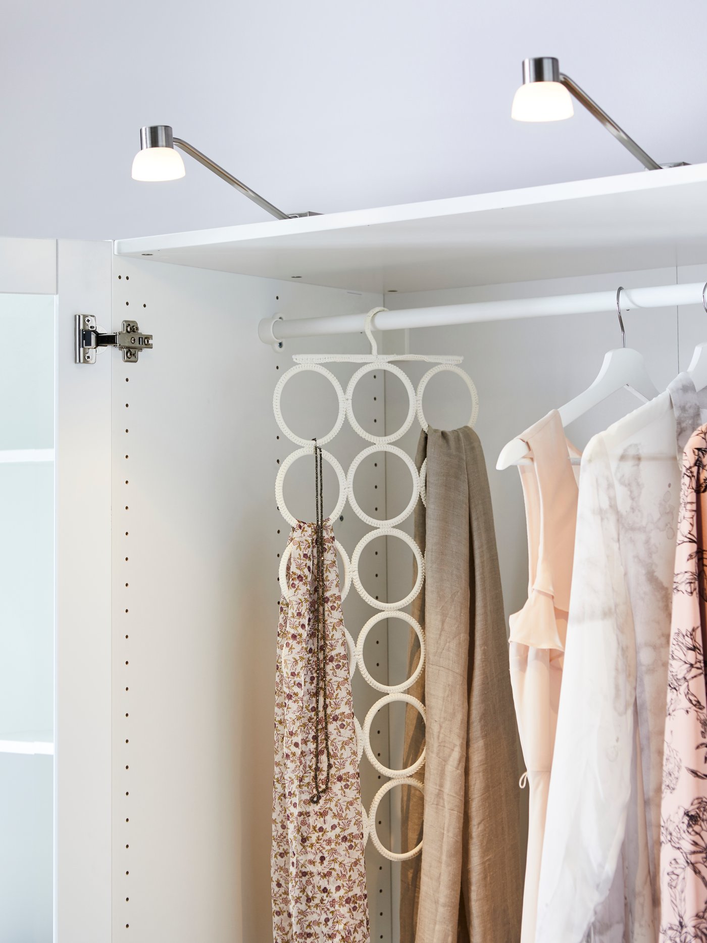 Un elegante para tu armario limpio y - IKEA