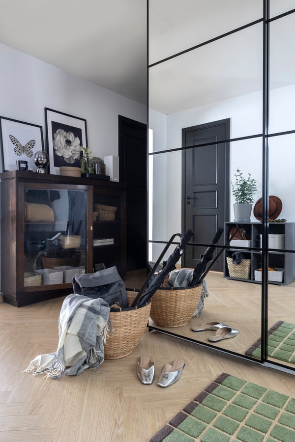 Speilgarderobe og vintageskap i skjønn forening, gjør at også gangen oppleves som en interessant del av huset, ikke et en dimensjonalt rom for kun oppbevaring.