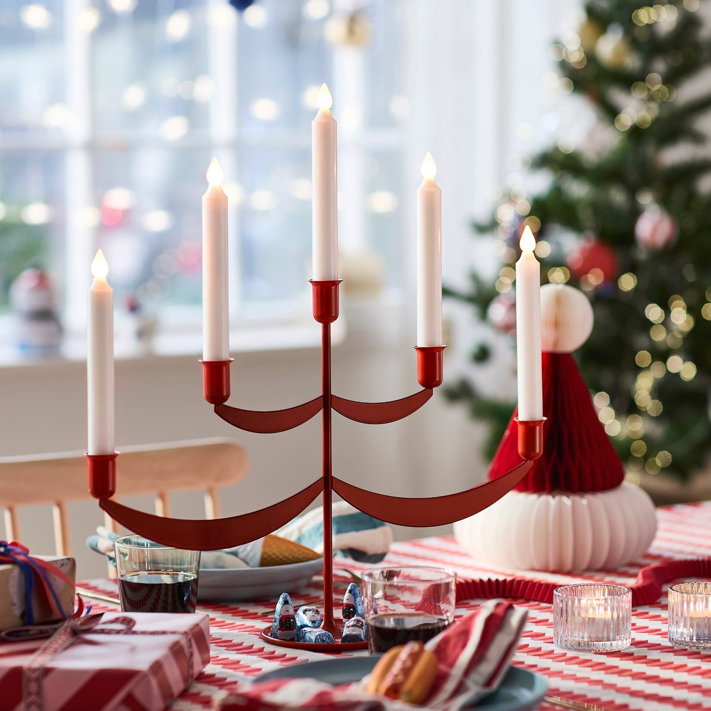 A Santa Claus hat red/white VINTERFINT decoration in the dining room
