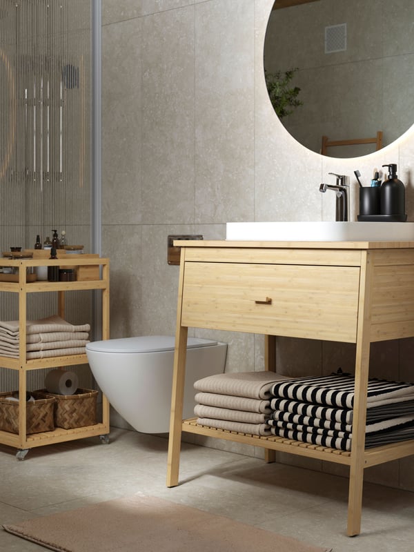 Eine RAGRUND Badezimmer Kommode in Holz.