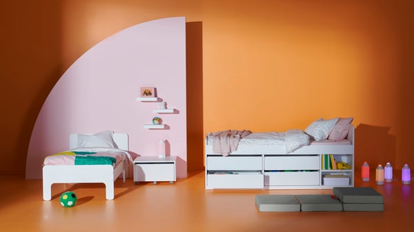 Bild von Produkten des IKEA SLÄKT Sortiments, flexible Möbel für Kids ab 8 Jahren. Hier zu sehen das Bett mit drei Aufbewahrungselementen darunter.