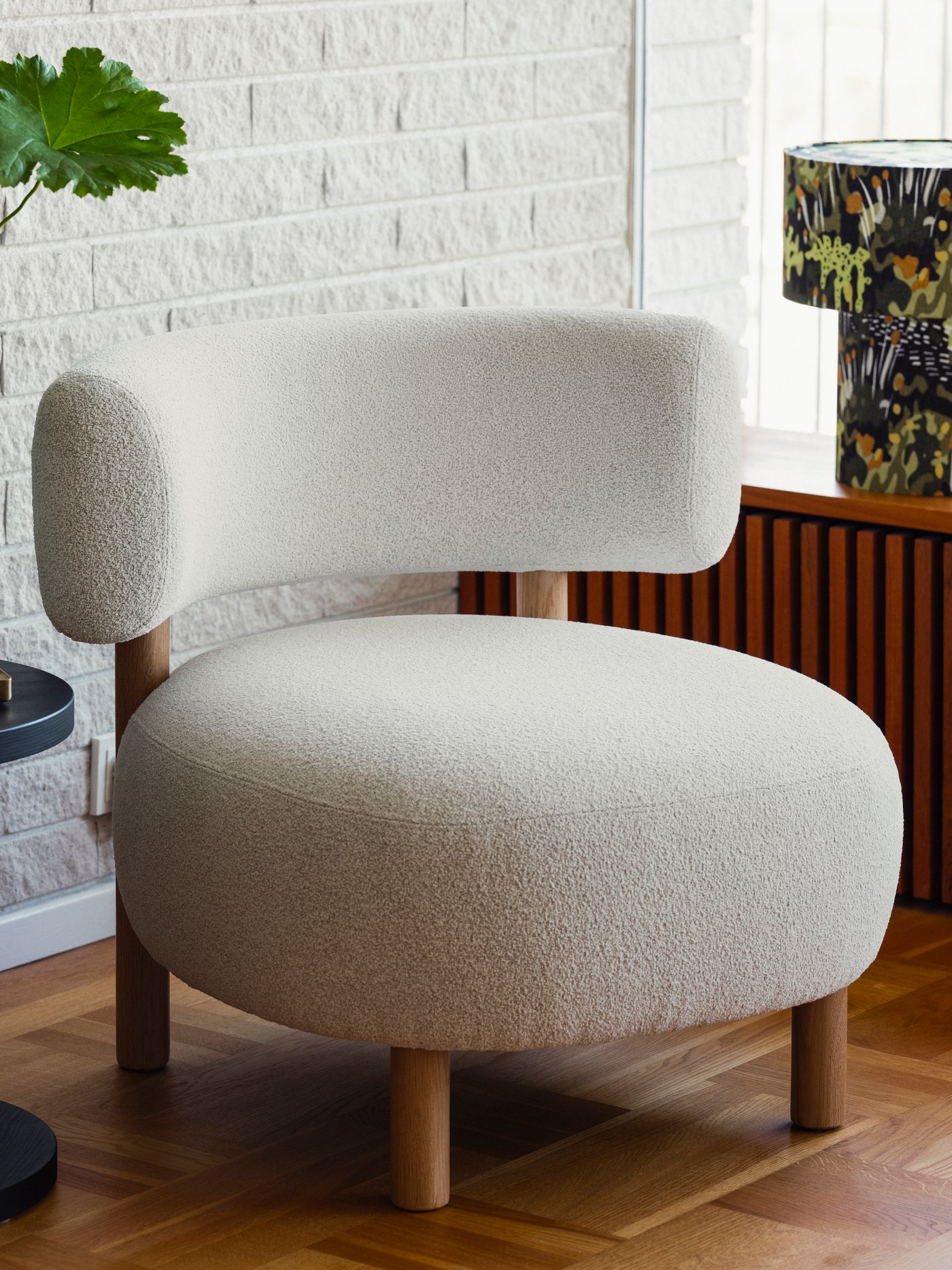 HASSELBUKETT-kruka för både inom- och utomhusbruk samt en vilstol ur kollektionen IKEA STOCKHOLM 2025.