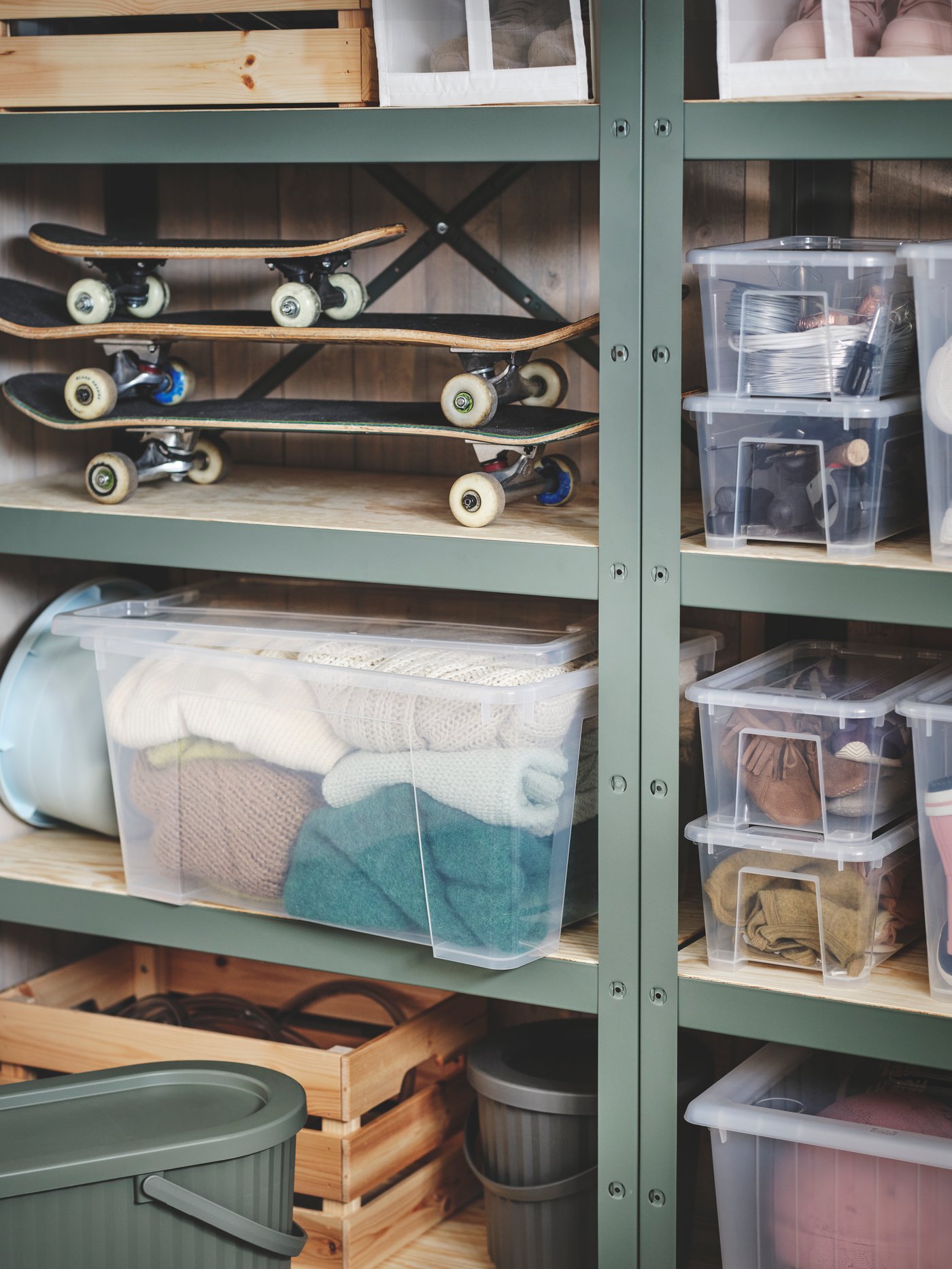 Ein graugrüner DAMMÄNG-Behälter mit Deckel und gestappelte SAMLA Boxen.