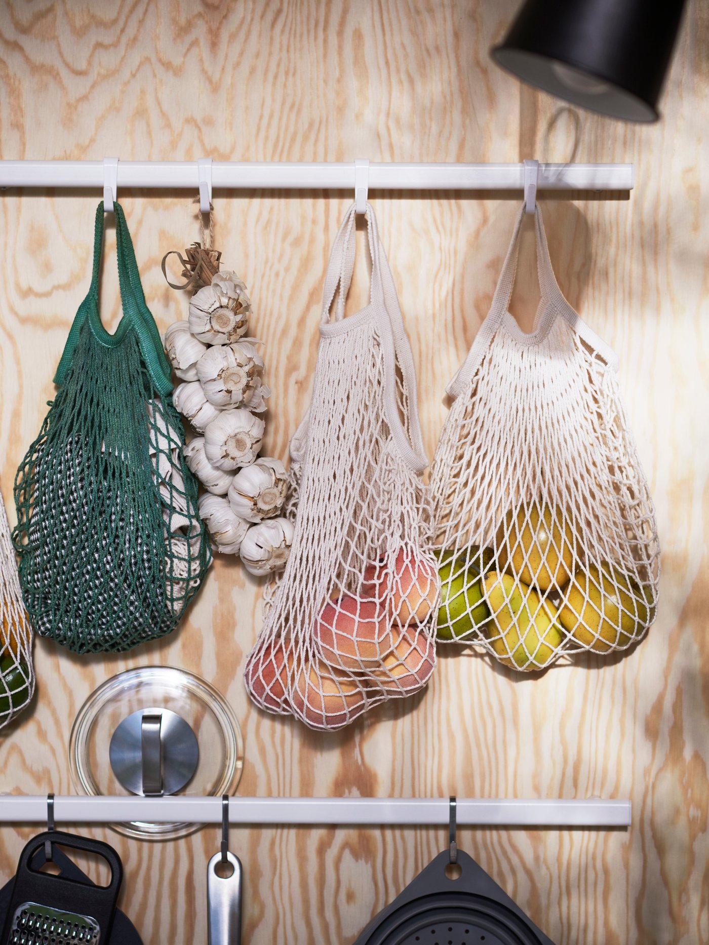 Andel como moble camper para a cociña con sete ganchos.