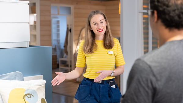 Une collaboratrice IKEA parle d'un produit à un client