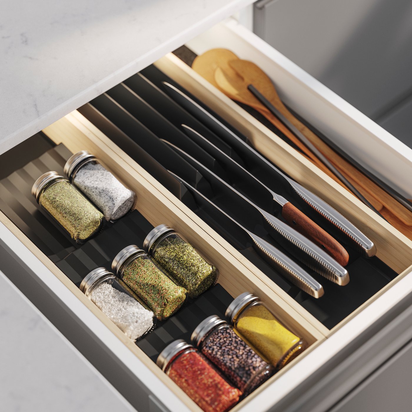 Lasisissa GULDFISK-maustepurkeissa on erilaisia mausteita, ja ne ovat vetolaatikossa UPPDATERA-maustetelineen päällä.