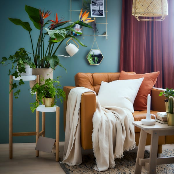 Ein rostfarbener Kissenbezug von EBBATILDA im Wohnzimmer