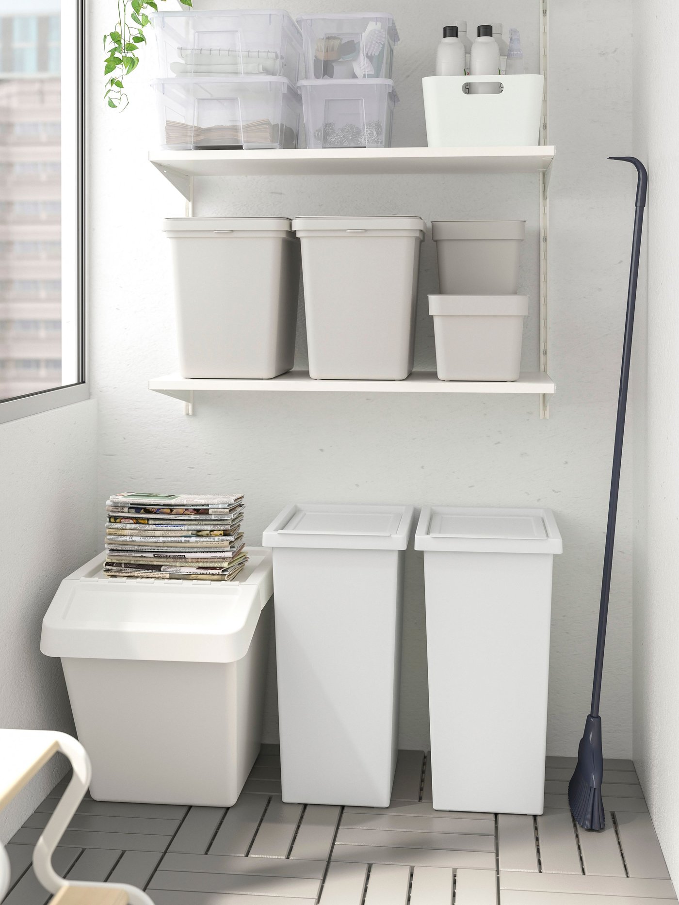 Cajas de reciclaje HÅLLBAR gris claro en una pared